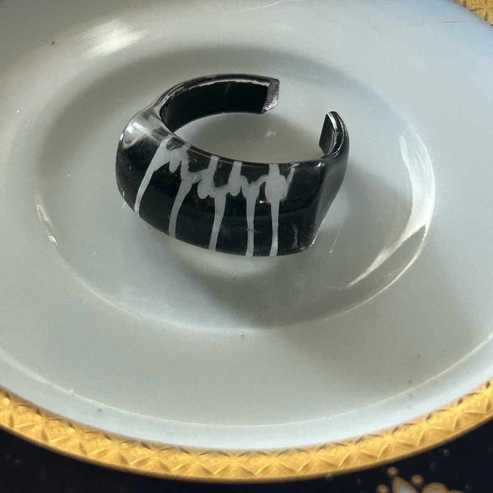 Vintage Black & White Lucite Ring